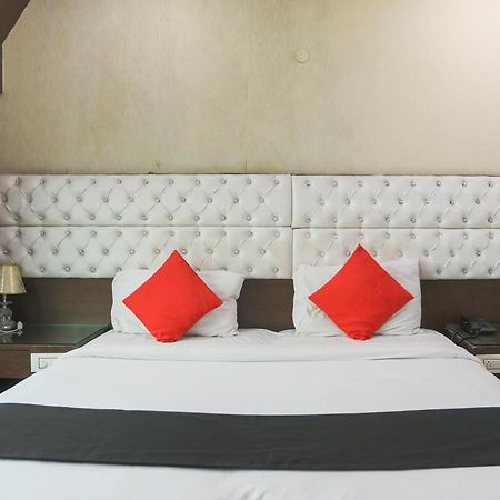 Indirapuram Hotel O Parktel מראה חיצוני תמונה