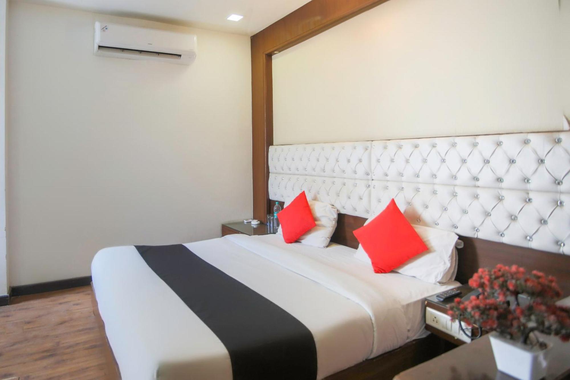 Indirapuram Hotel O Parktel מראה חיצוני תמונה