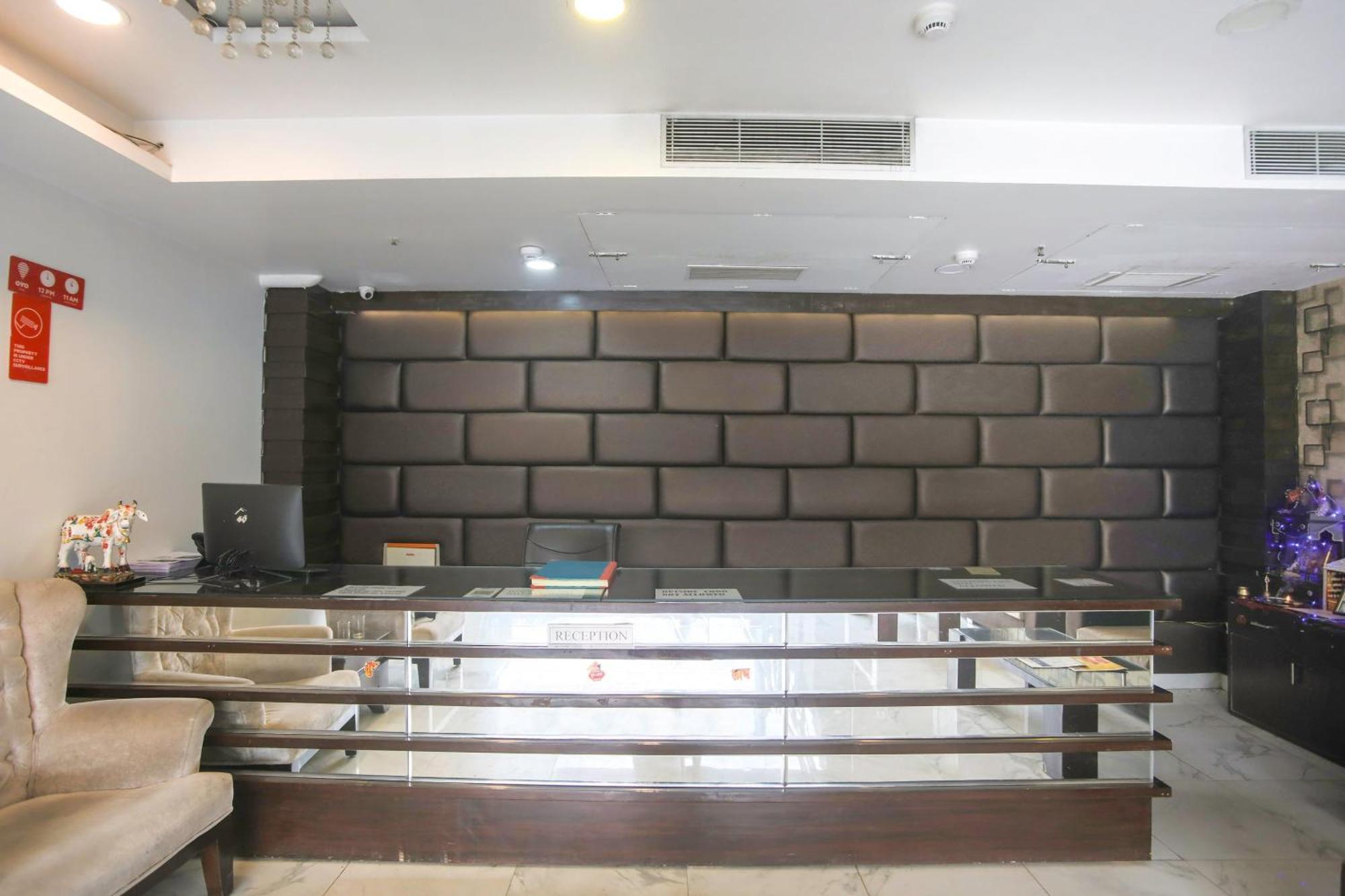 Indirapuram Hotel O Parktel מראה חיצוני תמונה