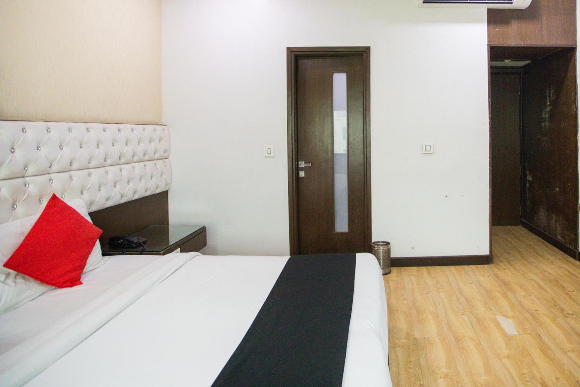 Indirapuram Hotel O Parktel מראה חיצוני תמונה