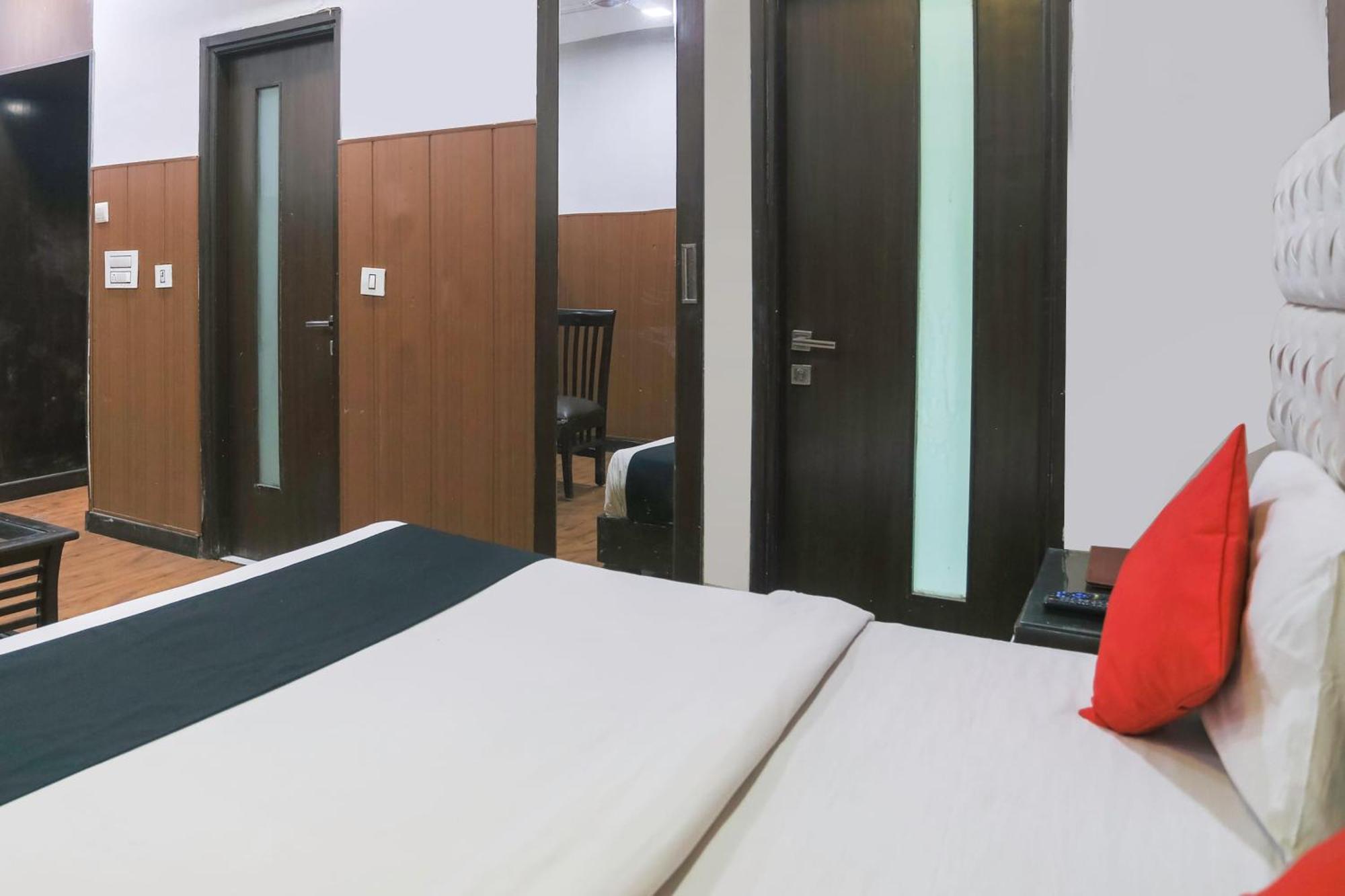 Indirapuram Hotel O Parktel מראה חיצוני תמונה