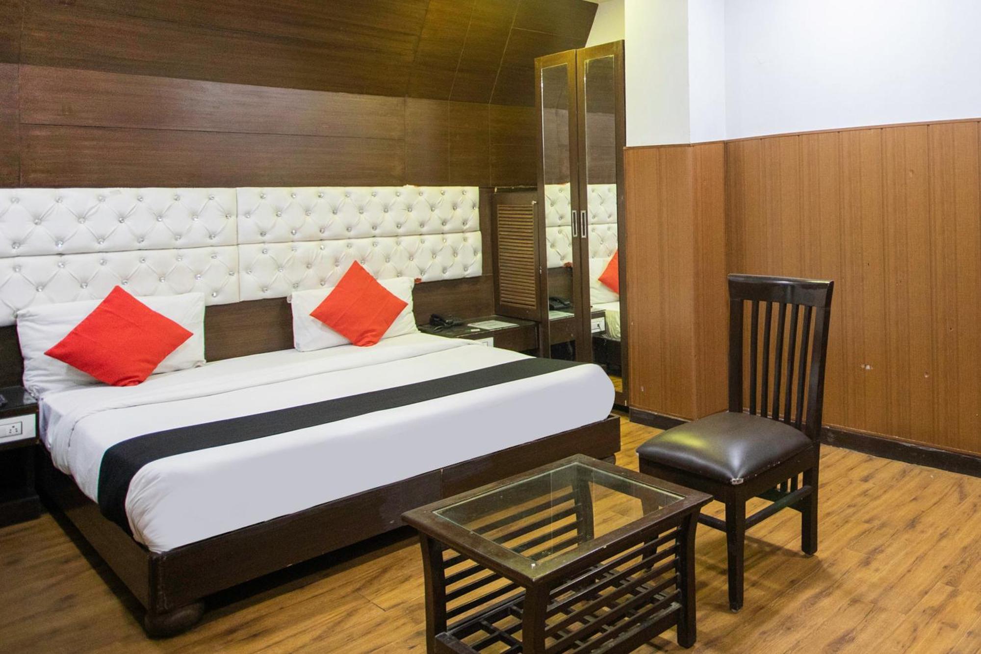 Indirapuram Hotel O Parktel מראה חיצוני תמונה