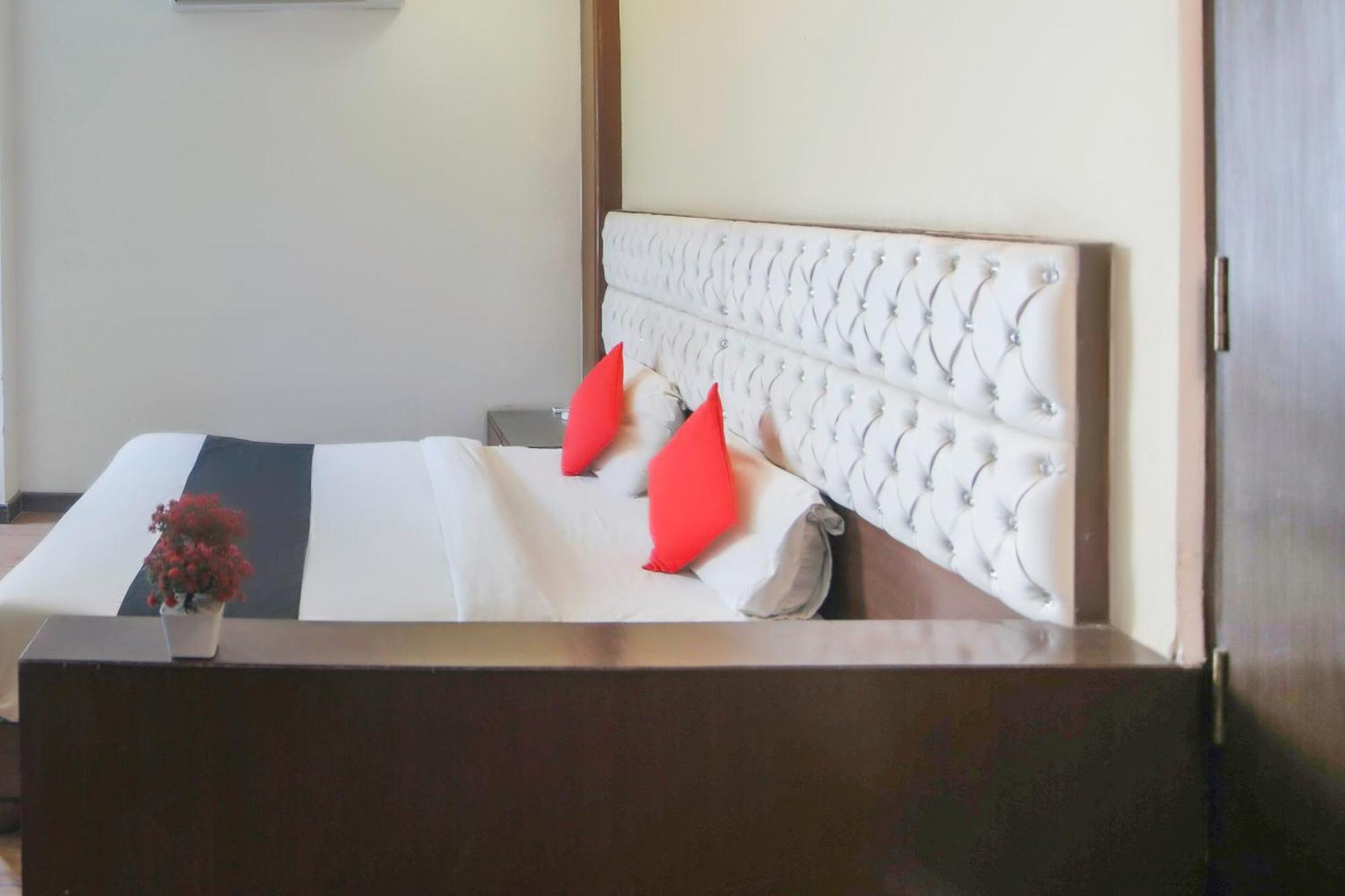 Indirapuram Hotel O Parktel מראה חיצוני תמונה
