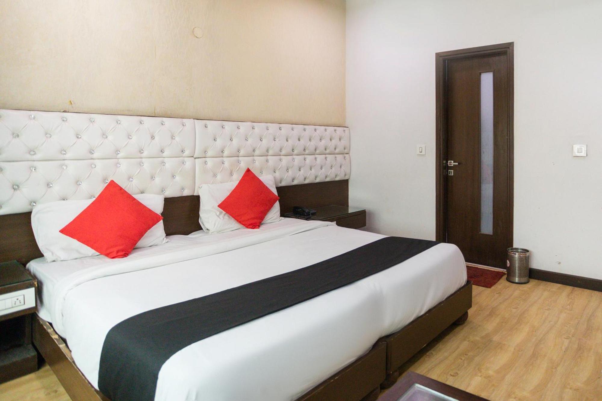 Indirapuram Hotel O Parktel מראה חיצוני תמונה
