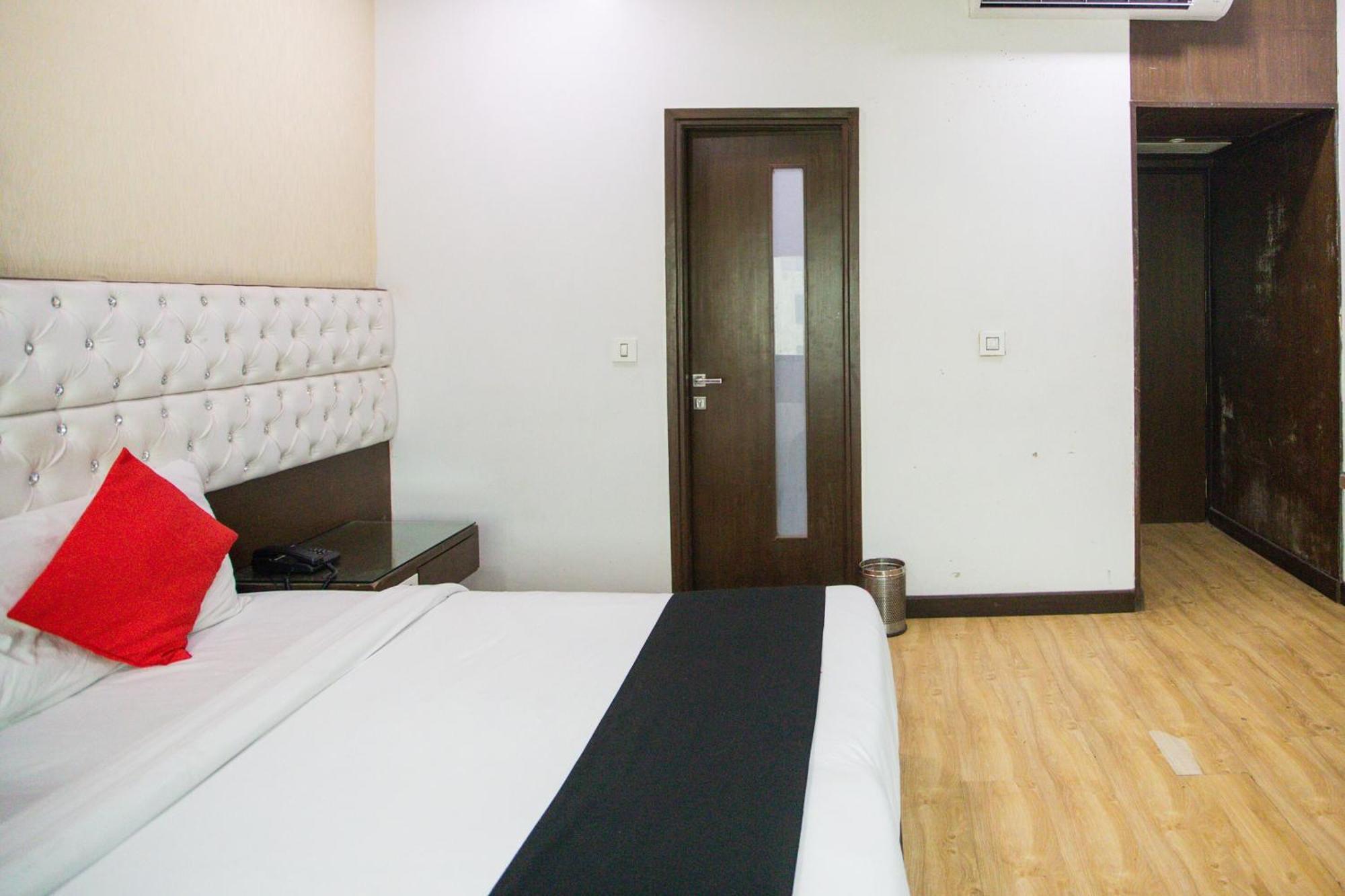 Indirapuram Hotel O Parktel מראה חיצוני תמונה